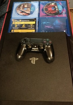 PS4pro-1tb + 1 pad + 2 gry