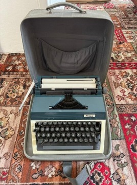 Maszyna do pisania ERIKA MOD.30 ze skrzynią