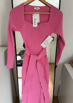 Sukienka różowa prążkowana z kwadratowym dekoltem 