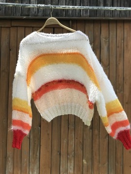 Lekki puszysty sweter w paski zrobiony na drutach