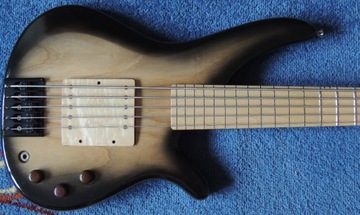 Gitara basowa 5 strun hybryda progowa fretless