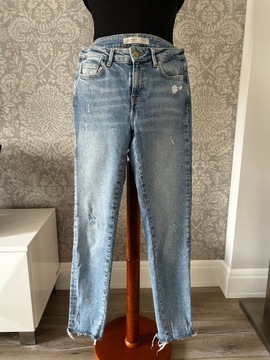 Spodnie jeans z przetarciami firmy Zara