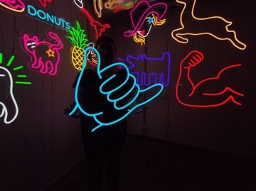 Spokojny Gest: Neon Znak Shaka na Twojej Ścianie 