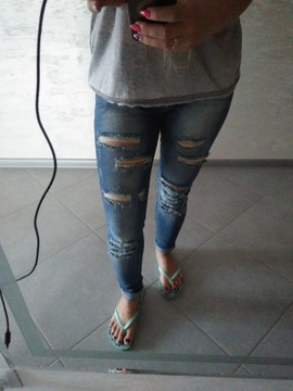 Spodnie jeansowe z dziurami rozdarcia