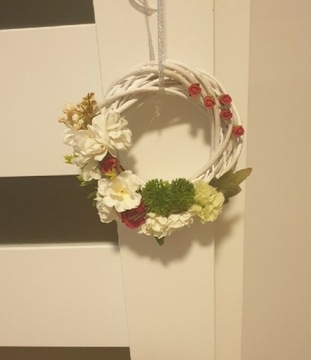 Wianek wiklinowy na drzwi dekoracja kwiaty 