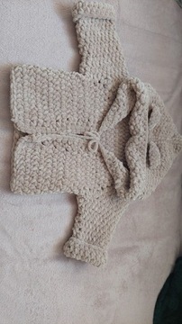 Sweterek na szydełku dla niemowlaka 