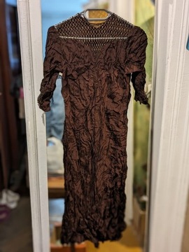 Zabytkowa sukienka w kolorze brązowym z koronką