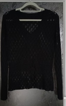 Śliczny czarny sweterek z dekoltem V.