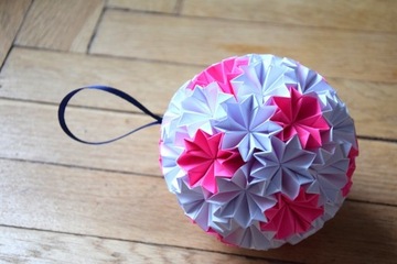 Bombka papierowa origami biało różowa