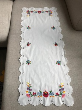 Serweta bieżnik ręcznie haftowane kwiaty kolorowe