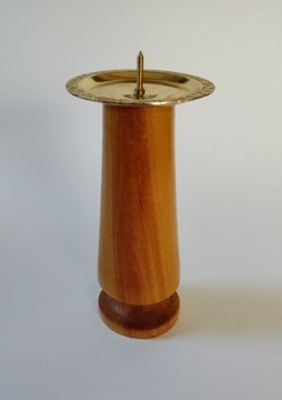 Świecznik drewniany z metalową podstawka świecy