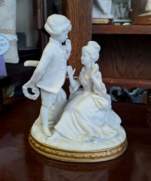 Piękna figurka romantyczna para porcelana biskwit
