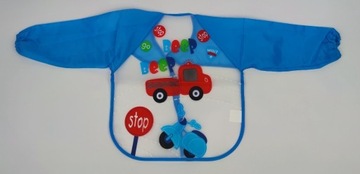 Niebieski śliniak fartuszek z motywem auta 