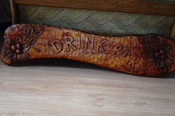 Napis z drewna "Drink Bar"