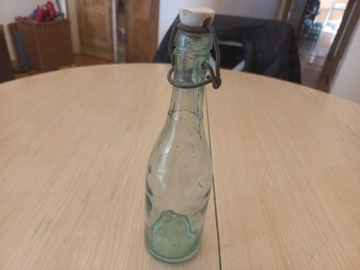 Stara zabytkowa butelka z porcelanką. 
