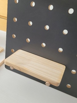 Drewniana dizajnerska tablica z kołkami półki drew