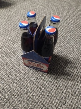 Cztery butelki Pepsi 