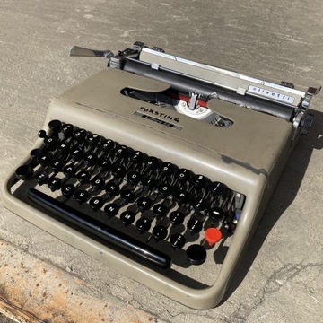 Maszyna do pisania Olivetti Lettera 22 z walizką