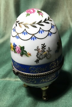Jajo porcelanowe z mosiężnym zapięciem