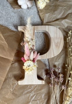 Drewniane litery z suszonymi kwiatami