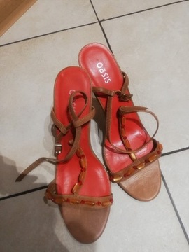 Używane sandały w kolorze brązowym Oasis