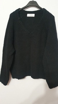 Czarny sweter damski bawełniany dekolt V 