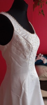 Biała suknia ślubna na ramiączka klasyczna
