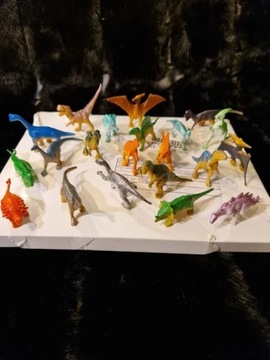 Małe figurki dinozaurów, 22 sztuki