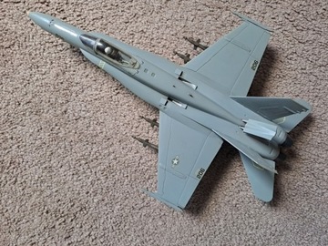 F-18 HORNET skala 1:48 