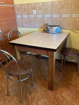 Stół kuchenny plus krzesła 