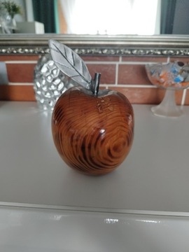 Jabłko z drewna i metalu