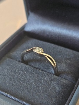 Pierścionek zaręczynowy z diamentem białe złoto