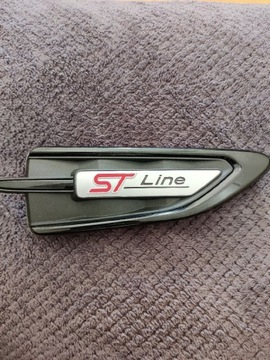 Emblemat znaczek w błotnik prawy Ford Kuga ST-line
