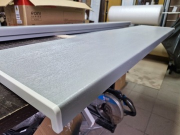 Parapet pcv komorowy kolor srebrny 142,5*35 cm.