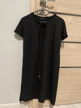 Sukienka czarna luźna Mohito z wiązaniem na dekolt