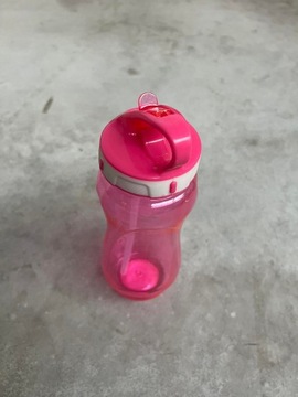 Różowy plastikowy bidon na wodę pojemnik