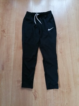 Spodnie dresowe chłopięce Nike 146 jak Nowe
