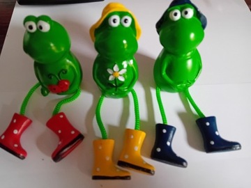 Trzy zielone żabki wysokość 8 cm