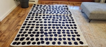 Nowoczesny dywan w kropki
