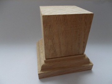 Drewniana dębowa podstawka z cokołem pod figurki