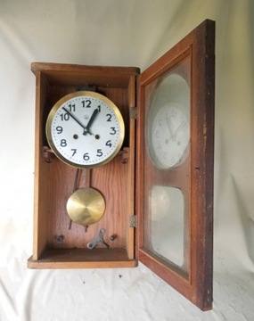 stary zegar wiszący METRON