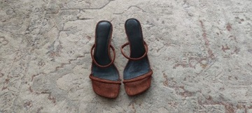 Sandały damskie zamszowe ciekawe obcasy Reserved r. 41