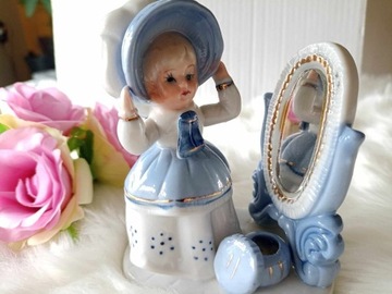 Piękna figurka porcelanowa dama przed lustrem
