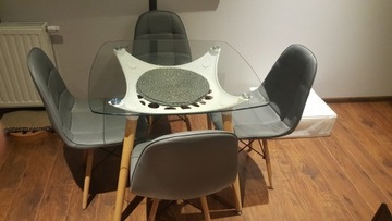 Stół ( wym 90/90) + 4 krzesła