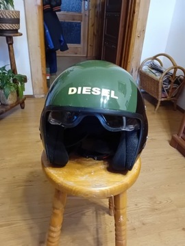 Zielony kask motocyklowy na motocykl Diesel r M