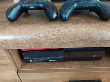 XBOX ONE 500GB + 2 PADY + 7 GIER