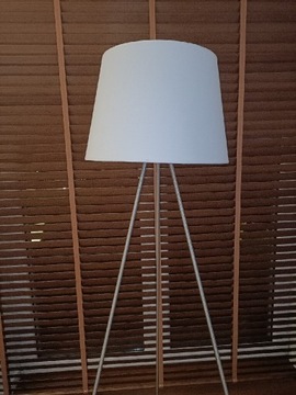 Lampa podłogowa na trójnógu