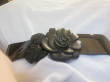 Pasek skóra lakierka plastikowa róża Zapięcie kwia