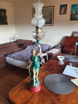 Figuralna lampa naftowa