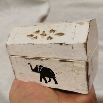 Małe pudełko szkatułka na kadzidełka stożkowe biał
